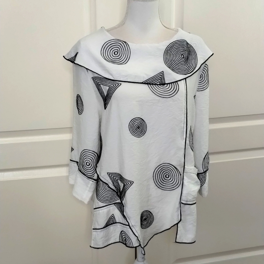 Feratelli blouse top size large white black geometric print big collar funky